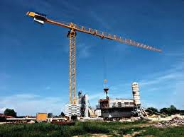 Grúa torre utilizada en construcción.